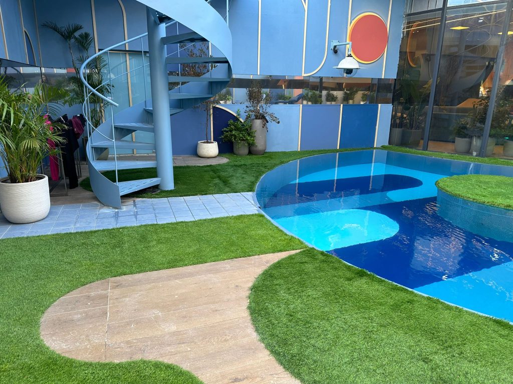 עיצוב חוץ והתקנת דשא סינטטי בבית האח הגדול 2024